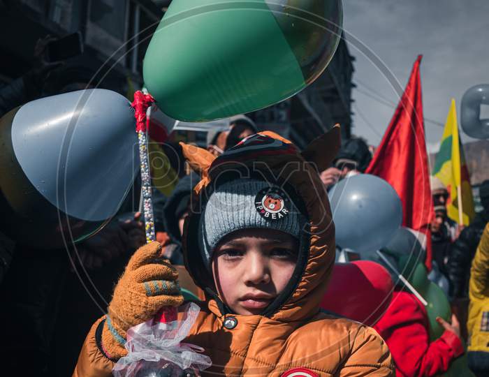 boy holding baloon