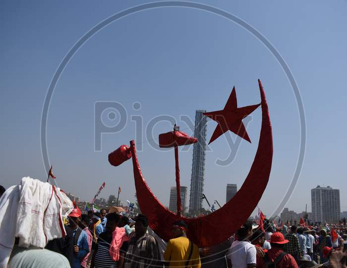 Supporters of the Left parties continue to gather at the Kolkata Maidan ahead of the historic mega rally