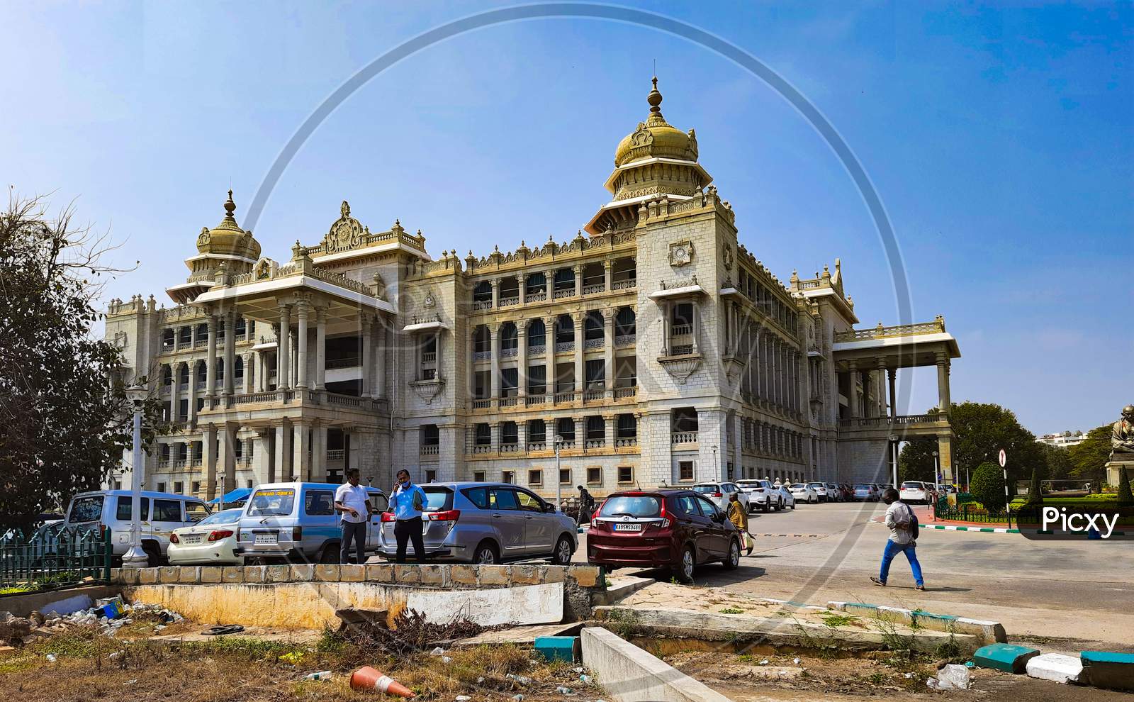 Beautiful Vikasa Soudha And Suvarna Vidhana Soudha, Government Of Karnataka, In Style Described As Mysore Neo-Dravidian, Incorporates Elements Indo-Saracenic