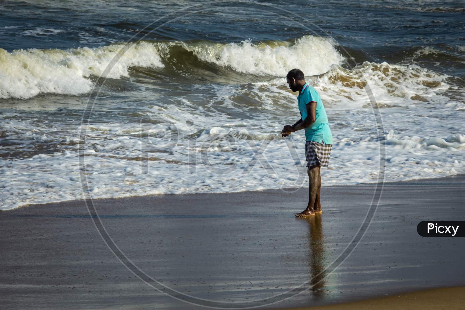 Kovalam, Tamil Nadu, India - February 04 2021: Fisherman Catching Crabs In The Shore Along The Kovalam Beach, Chennai, India.