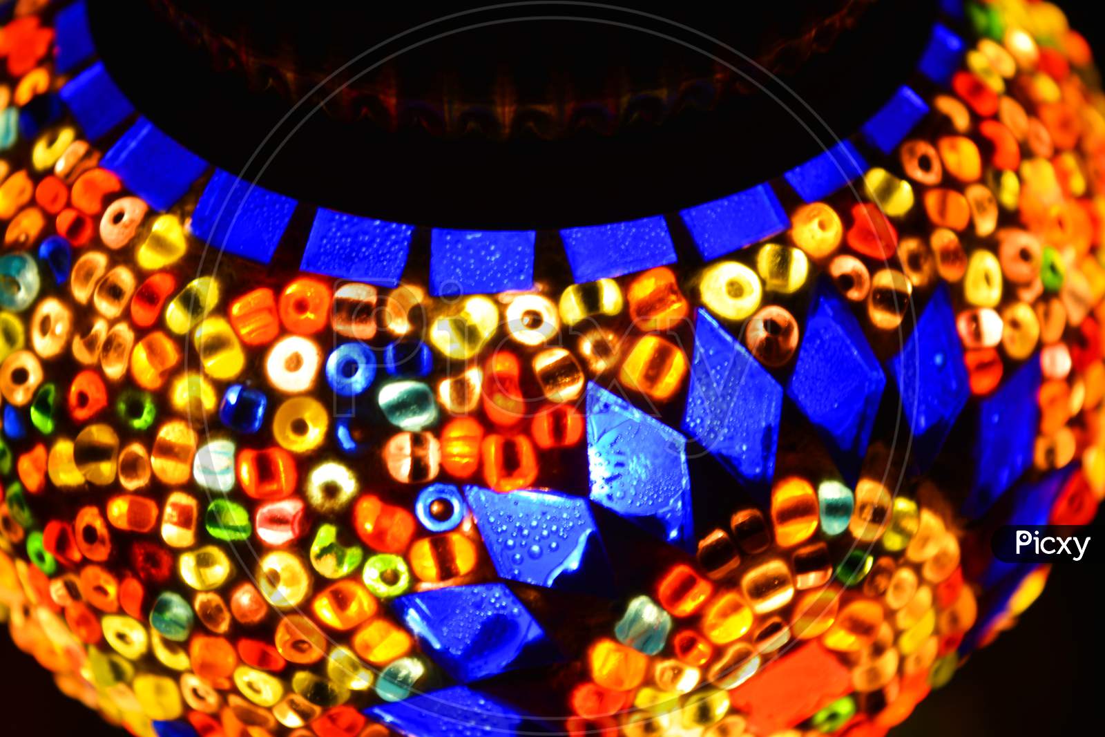 An unusual shade made of multicolored mosaics, colored beads and bright glass is located in the Turkish national lamp.