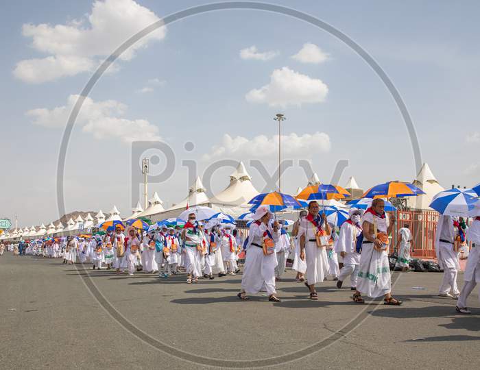 Hajj,Pilgrims,Walking,,Day,Time,,Performing,Hajj,,Mina,,Makkah,,Saudi
