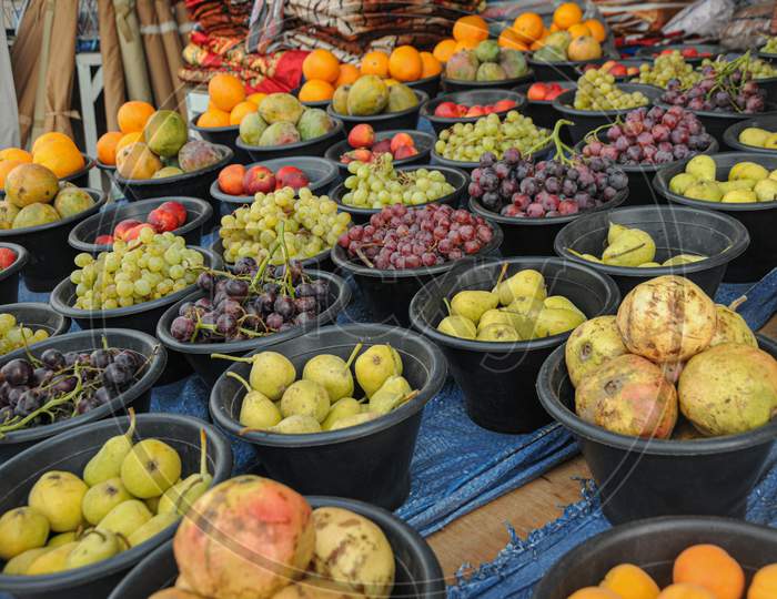 Many,Fruits,In,Baskets,For,Sale
