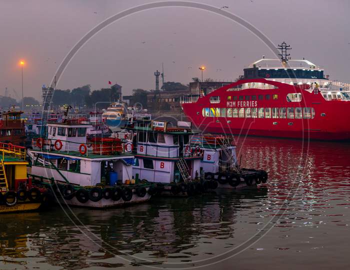 The State’S First Ro-Ro Service Between Mumbai’S Ferry Wharf And Mandwa In Alibag Was Launched In March Gets Massive Response.