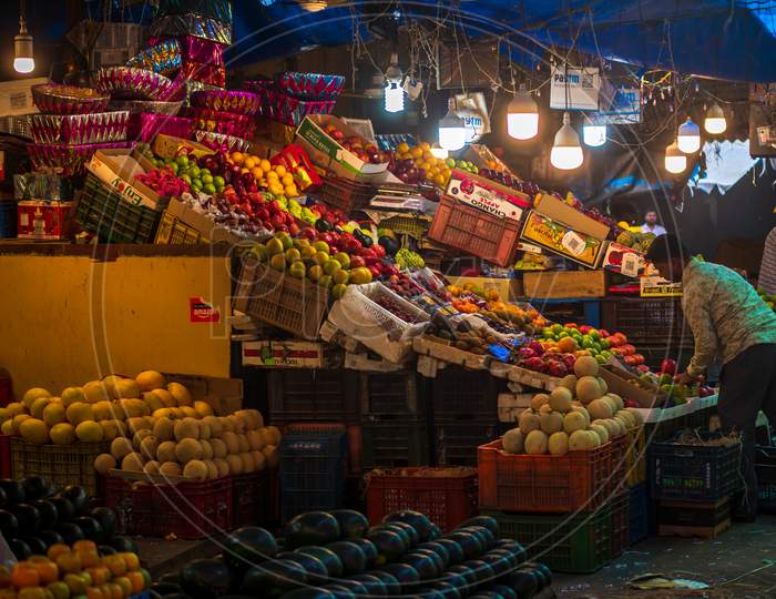 Indian Fruit Vendor At Crowford Market. Fruit Vendors Are Sold In Road Side Shops Through Indian Cities & Towns.