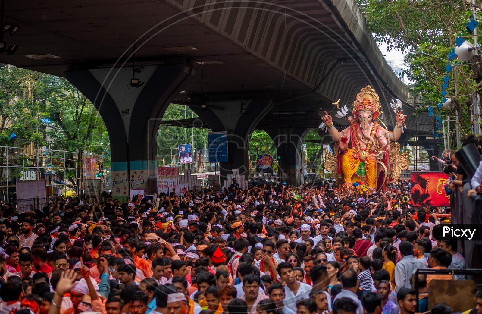 Thousands Of Devotees Bid Adieu To Tallest Lord Ganesha In Mumbai During Ganesh Visarjan Which Marks The End Of The Ten-Day-Long Ganesh Chaturthi Festival.