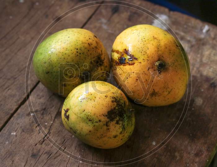 Yellow Fresh Mangoes