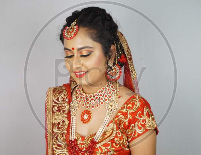 Indian Bridal Makeup , Bridal Makeup Hairstyle , Latest Indian Bridal Makeup . Wedding Makeup Images