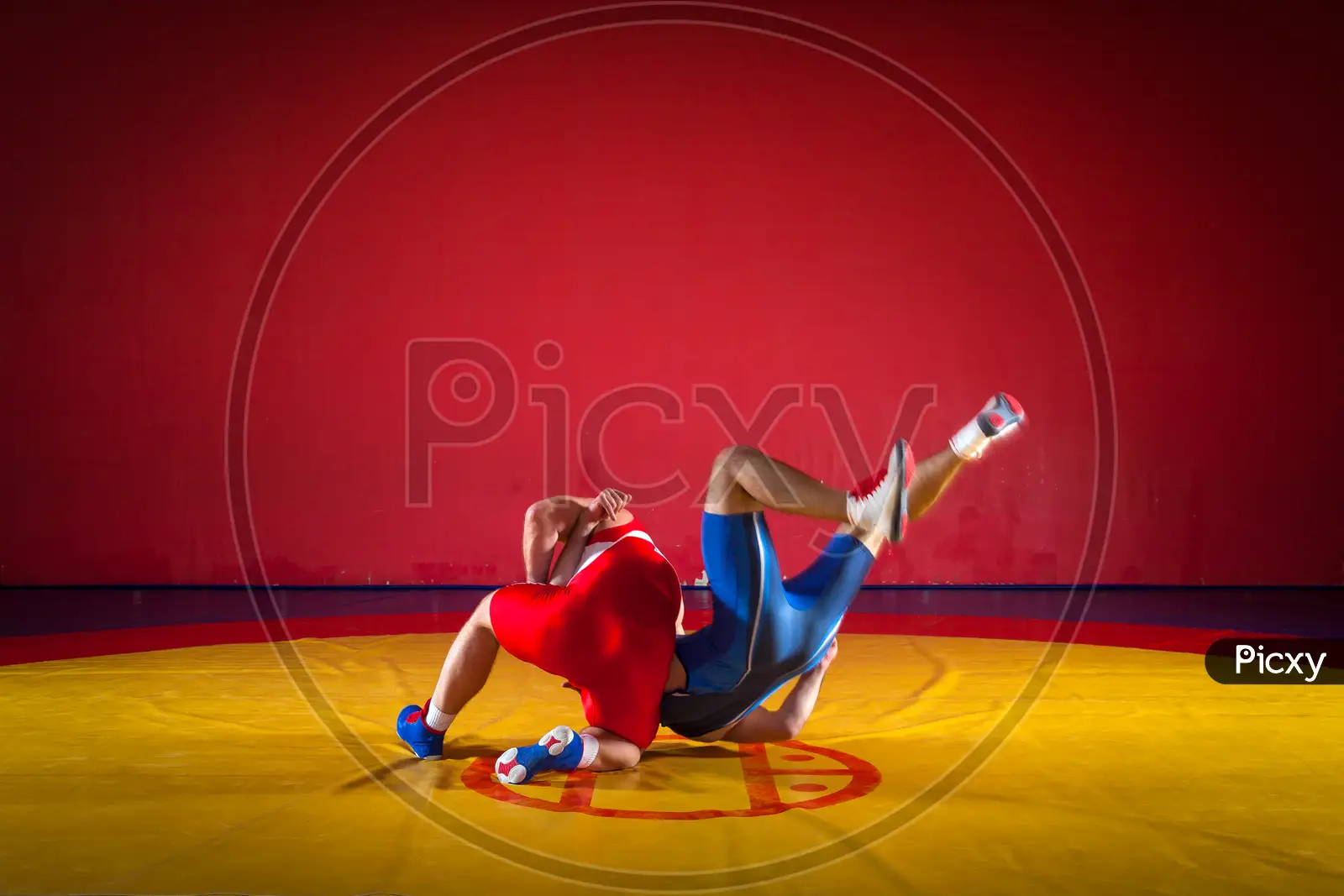 Two strong wrestlers in medical masks and wrestling tights are wrestlng on  a yellow wrestling carpet in the gym. Young man doing grapple.Sports con  Stock Photo - Alamy