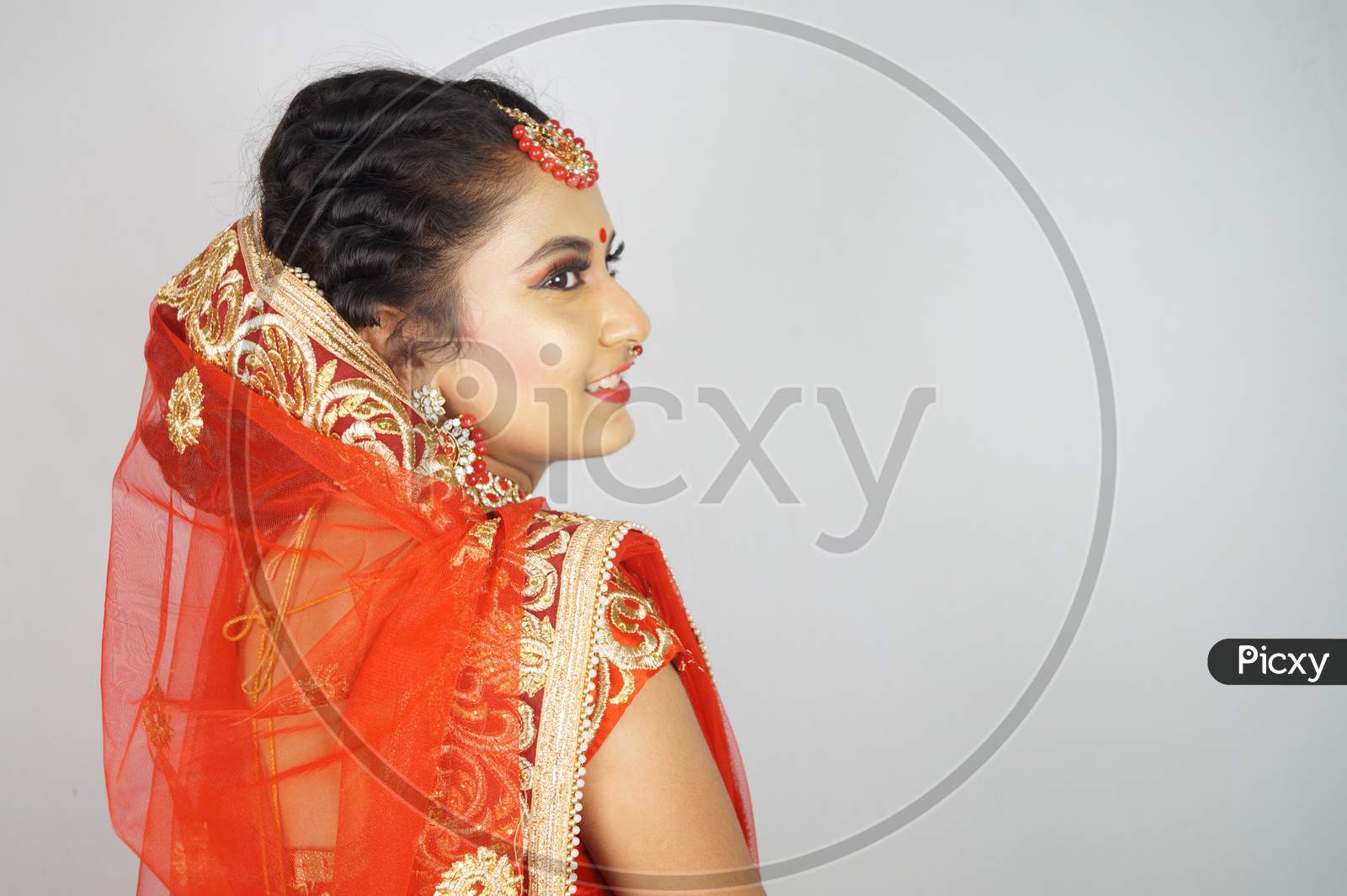 Indian Bridal Makeup , Bridal Makeup Hairstyle , Latest Indian Bridal Makeup . Wedding Makeup Images
