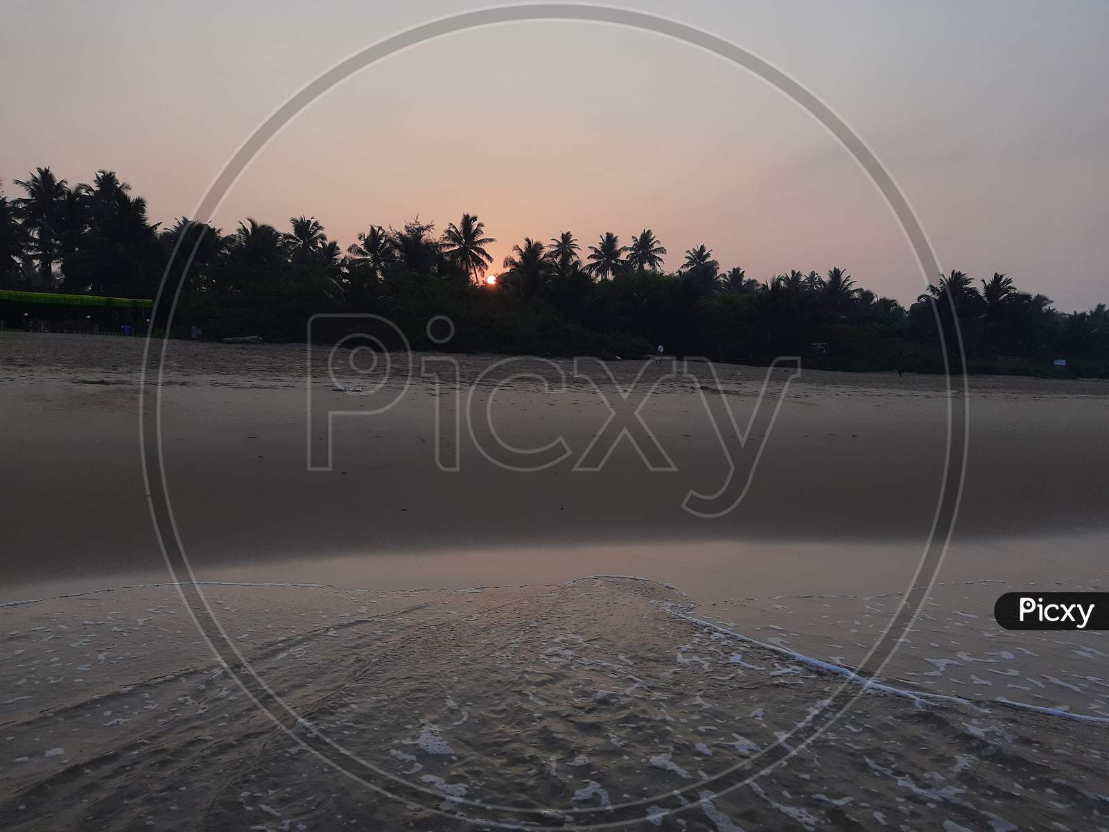 image-of-land-meets-water-od038846-picxy