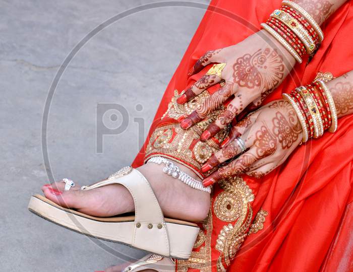 Indian Bridal Showing Her Footwear ,Payal And Mehandi