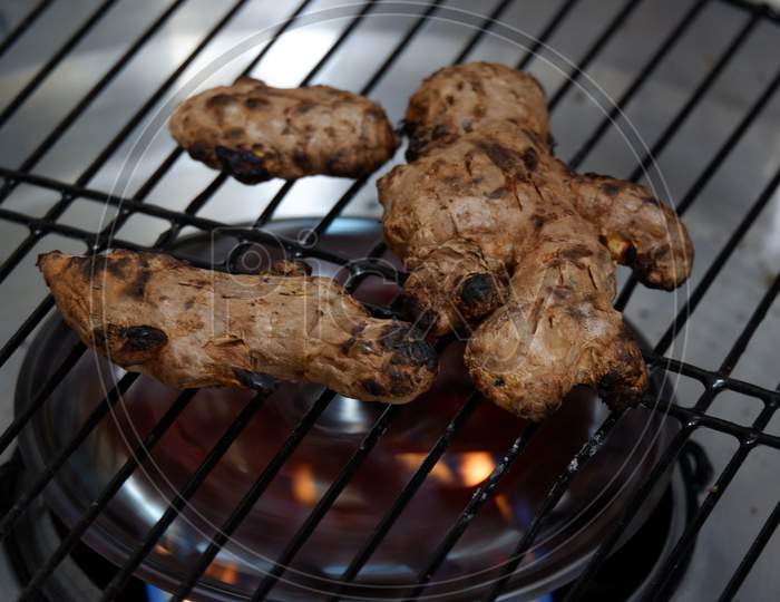 Roast The Ginger Before Pounding It Using A Grill Pan