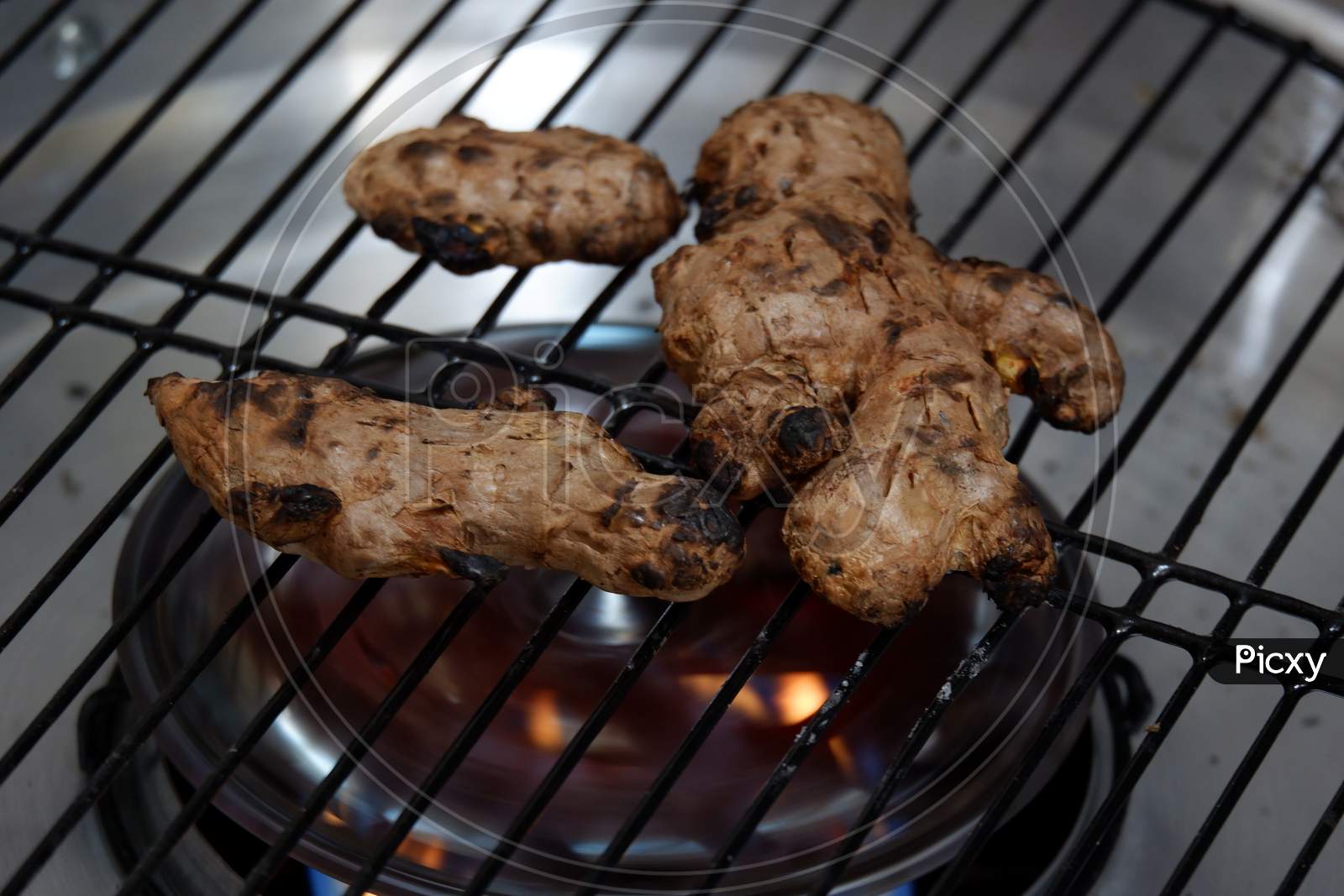 Roast The Ginger Before Pounding It Using A Grill Pan