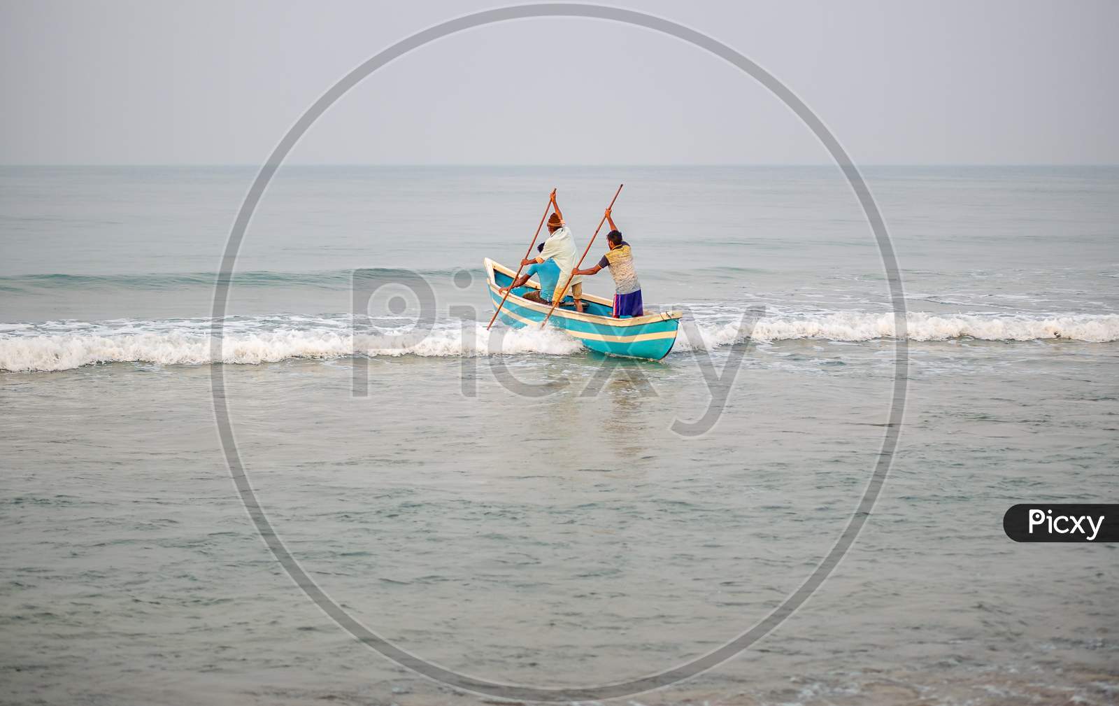 Image of Fishermen Using Traditional Indian Fishing Boat At The Beach Of  Maharashtra-UR150459-Picxy
