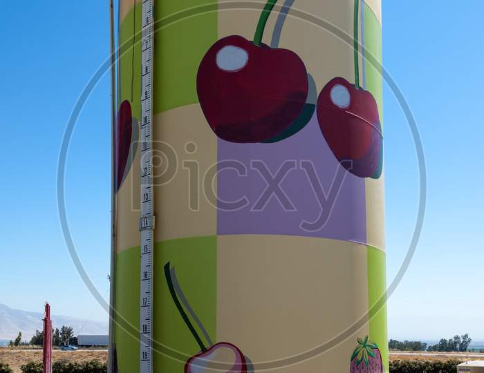 Bakersfield, California/Usa - August 3 : Brightly Painted Water Tank At Murray Family Farms In Bakersfield California On August 3, 2011
