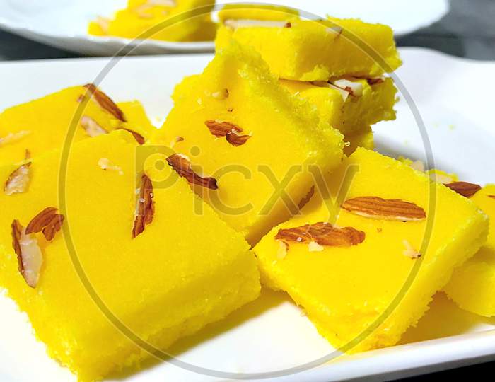 Image of Coconut Barfi - Khoya And Nariyal Ki Barfi-NB291076-Picxy