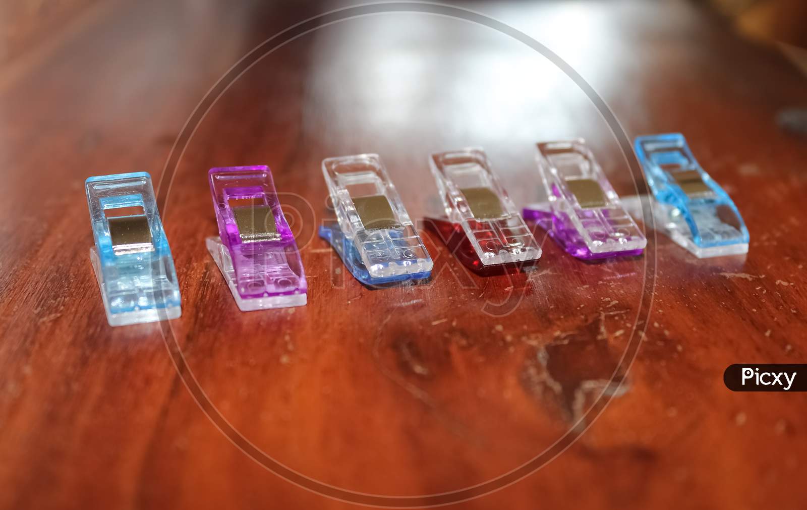 Close up view on lots of sewing pins with colored heads in a metal box on a  wooden table 7999862 Stock Photo at Vecteezy