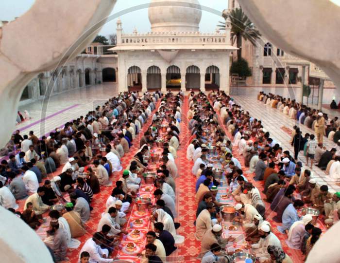 Aftaar in Mosque