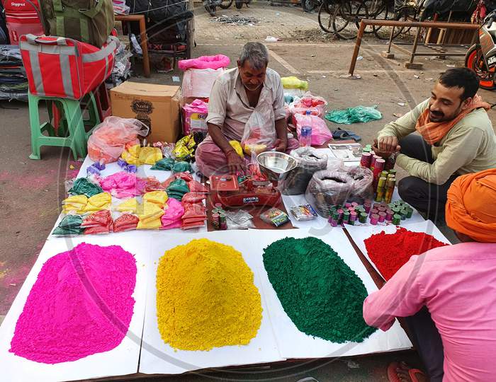 MEN SELLING COLORS OF HOLII IN INDIA