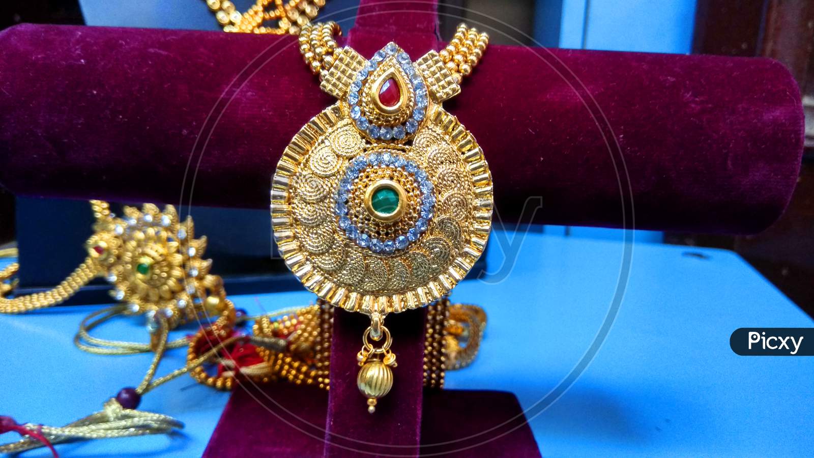 Beautiful Jewelry, Artificial Jewelry in Form of Gold, Necklace, earrings, pendant etc