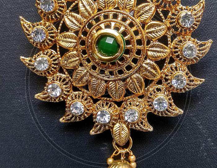Beautiful Jewelry, Artificial Jewelry in Form of Gold, Necklace, earrings, pendant etc