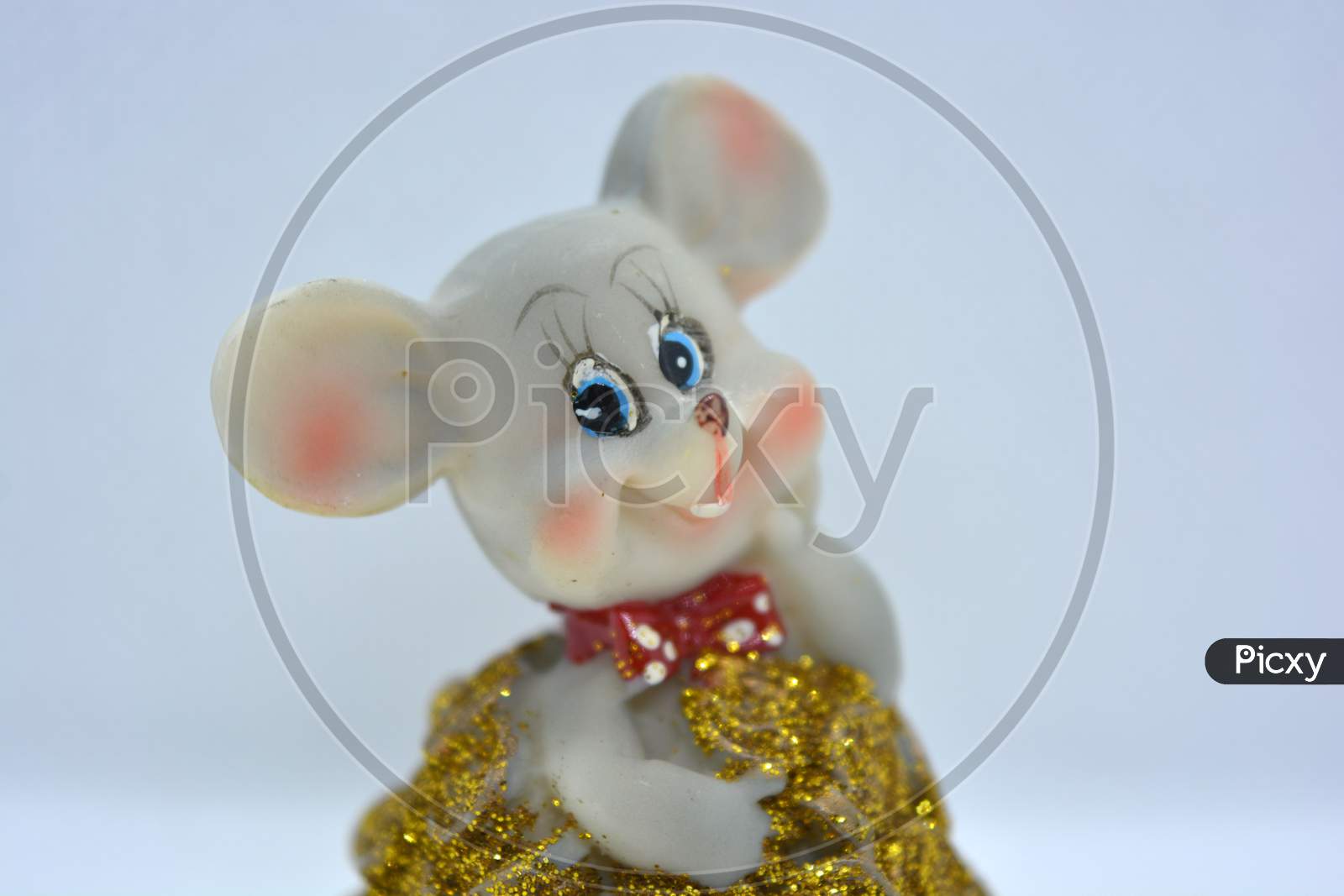 Ceramic statuette of a cute gray mouse with large ears that stands in a pile of brassing gold coins.