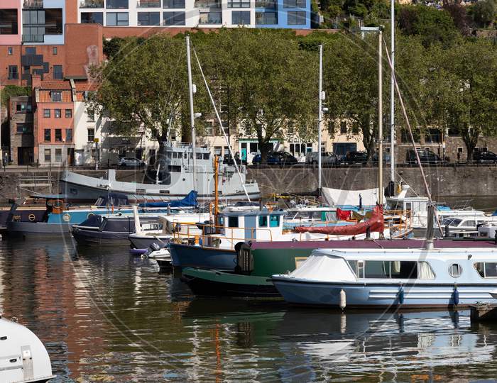 Bristol, Uk - May 14 : View Of Boats And Colourful Apartments Along The River Avon In Bristol On May 14, 2019