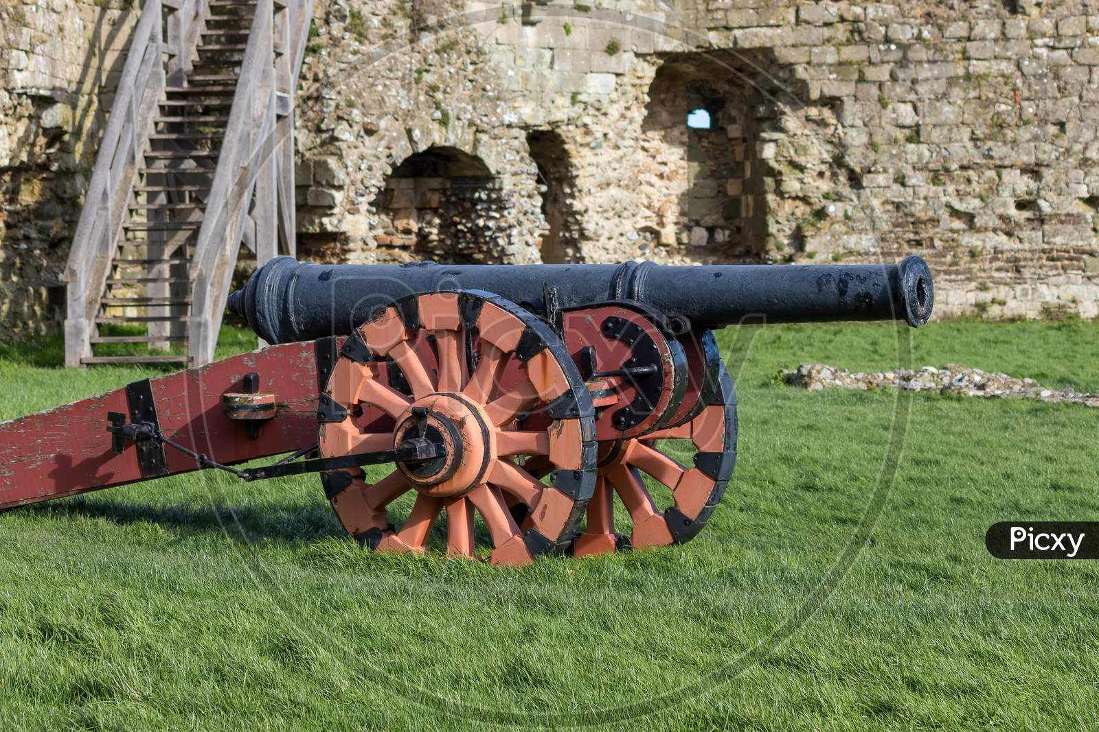 Pevensey, East Sussex/Uk - March 1 : Elizabethan Cannon In The Derelict Castle In Pevensey East Sussex On March 1, 2020