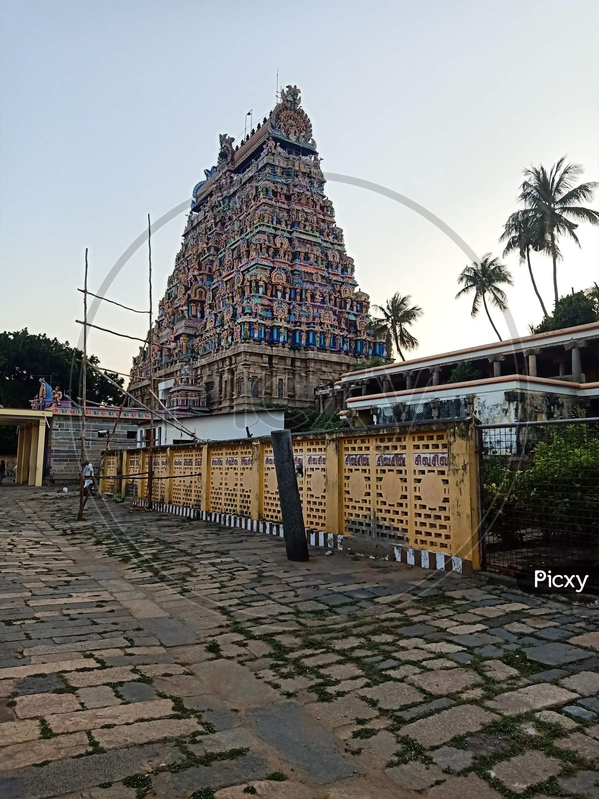 Image of Thillai Nataraja Temple or Chidambaram Nataraja temple in  Chidambaram, Tamil Nadu, India.-BM084661-Picxy