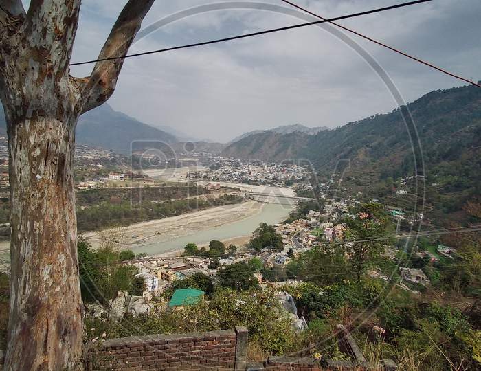 THE VIEW OF A HOMETOWN HILL AREA