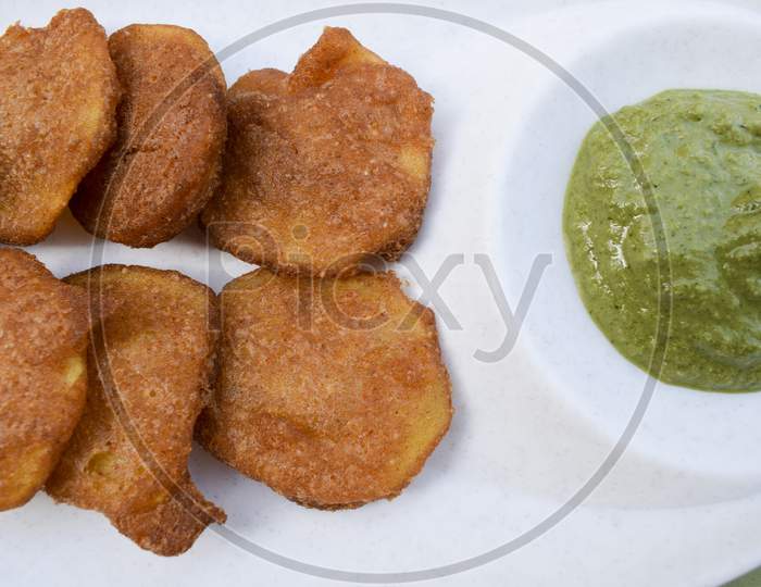 Rajgira Aloo Bhajiya Dish Special Faral Item Home Made Prepared During Fasting Festival Days Like Mahashivratri, Ekadashi, Gauri Puja, Sattvik Jain Recipe With Mixed Batter Of Fasting Flours, Chutney