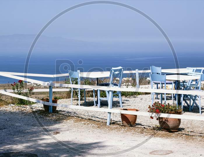 Blue Chairs Surrounding Rounded Table Overlooking The Caldera, Oia, Santorini, Thira, Cyclades Islands, Greek Islands, Greece, Eu, Europe