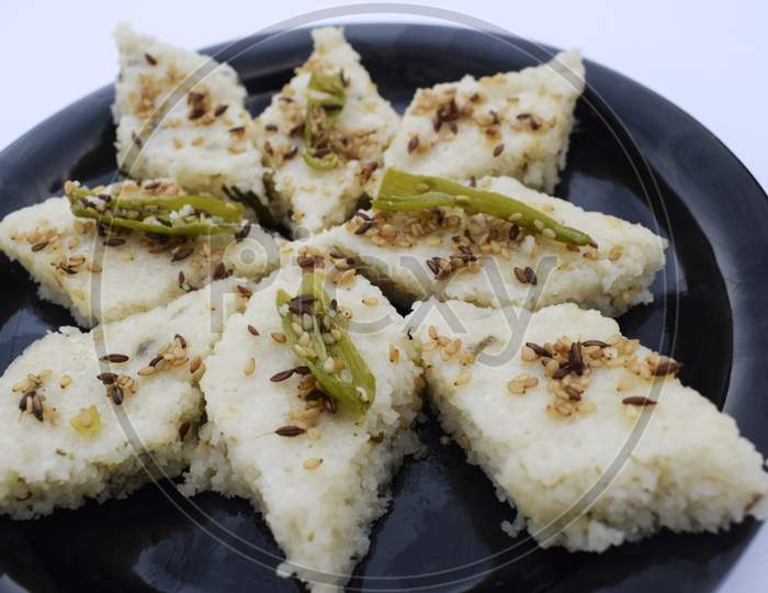 Vrat Ka Khana Farali Gujarati Cuisines. Faral Ka White Dhokla Made From Sago Flour Or Sabudana Atta.Eaten During Ekadashi Mahashivratri Upawas Fasting Food From Gujarat India.