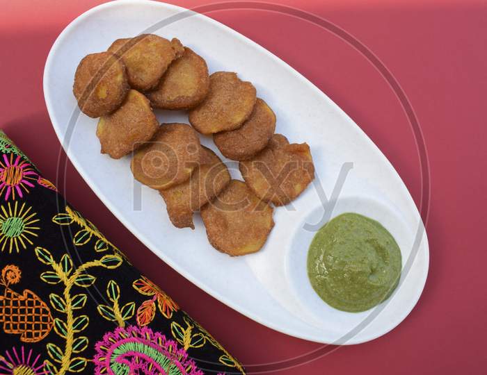 Farali Bhajiya Made From Fasting Batter Of Amaranth, Buckwheat, Chestnut Flour. Also Known As Rajgira Ka Atta, Kuttu And Singoda Ka Ata. Crispy Breakfast For Upwaas, Vrat Ka Khana Indian.Gujarati Food