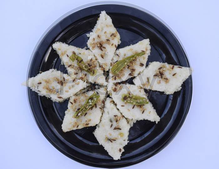 Vrat Ka Khana Farali Gujarati Cuisine. Faral Ka White Dhokla Made From Sago Flour And Garnished With Green Chilly And Sesame Seeds. Eaten During Upwasor Upawas Fasting Food From Gujarat India.
