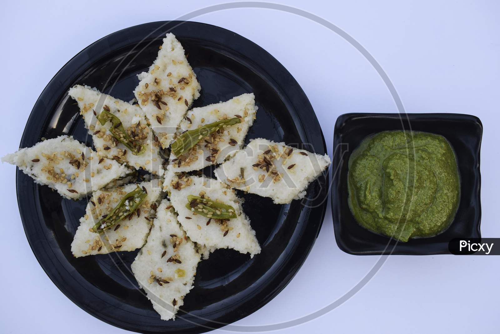 Vrat Ka Khana Farali Gujarati Cuisine. Faral Ka White Dhokla Made From Sago Flour And Garnished With Green Chilly And Sesame Seeds. Eaten During Vrat Upawas Fasting Food From Gujarat India.
