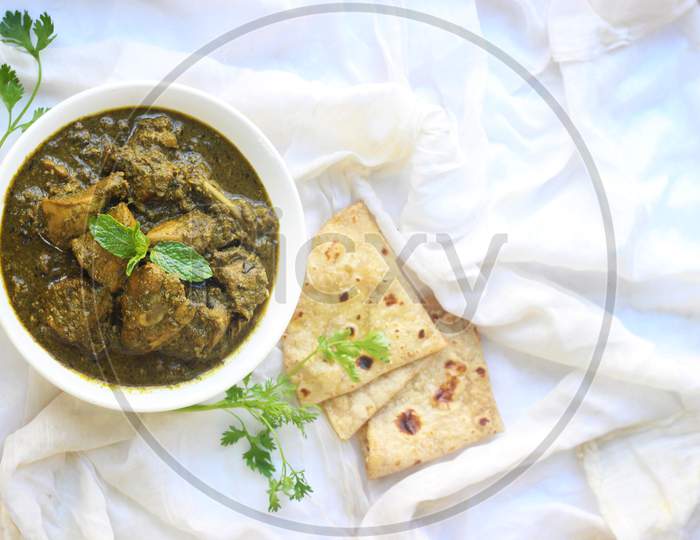 Hariyali green Chicken Curry.
