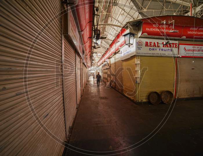 Empty roads and Close Shops in Mumbai during lockdown in mumbai covid 19 infection Mumbai - india 04 11 2021