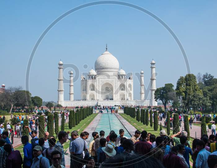 Taj mahal is a Indian travel landmark and famous historical monument in Agra, Uttar Pradesh.