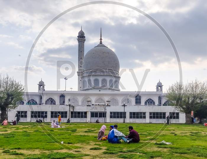Picture of a mosque in srinagar
