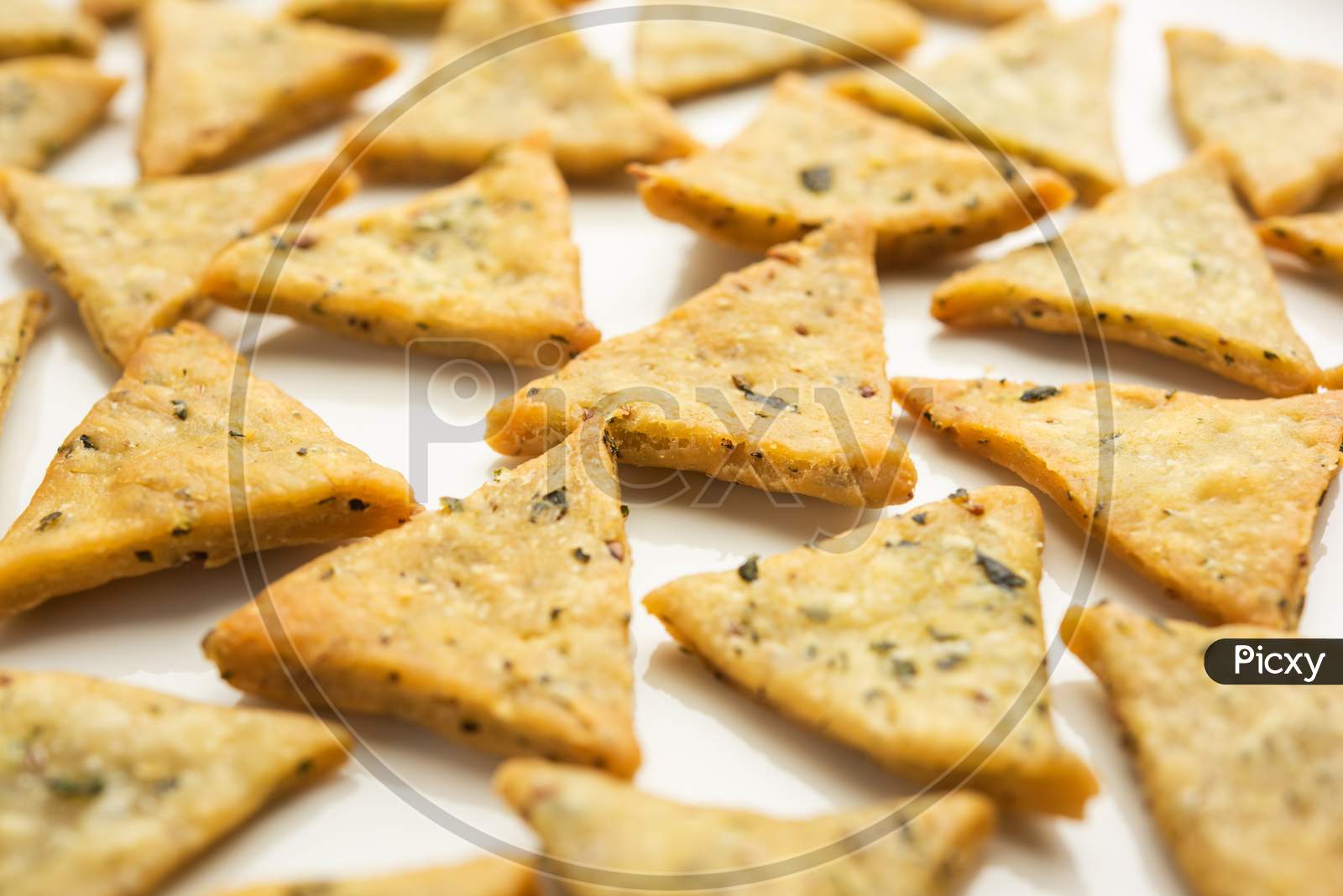 Image of Spinach Or Methi Leaves Mathri, Indian Snack In Triangle Shape ...