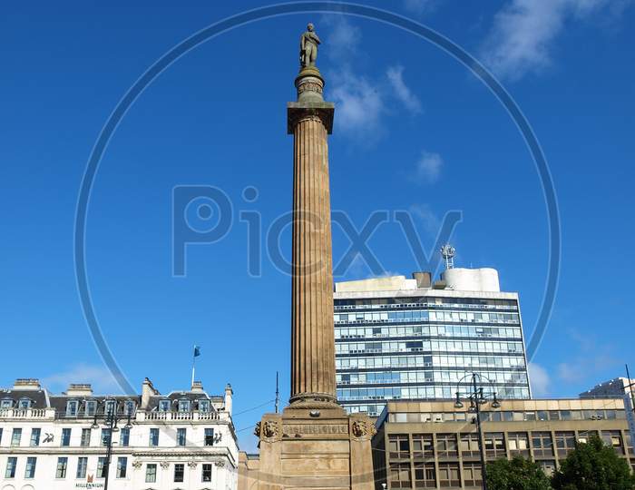Glasgow, Uk - Circa September 2010: Monument To Sir Walter Scott In George Square