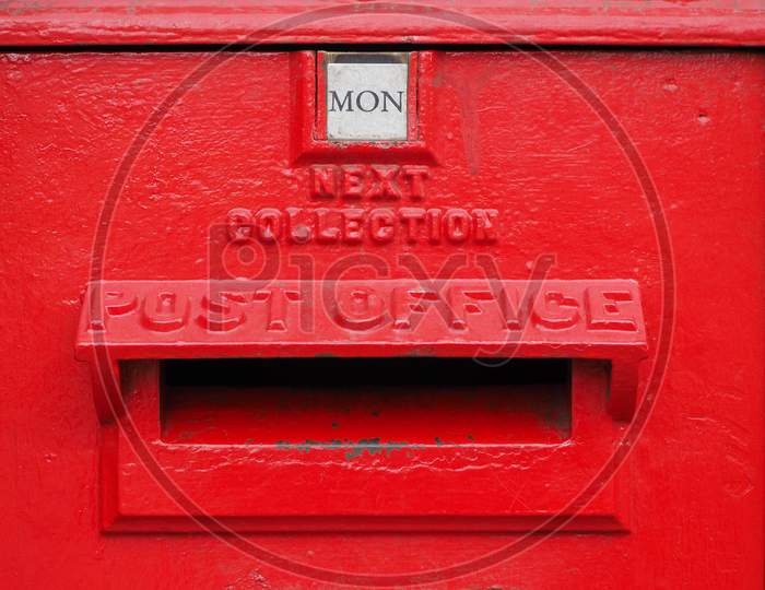 Cambridge, Uk - Circa October 2018: Royal Mail Post Box (Aka Collection Box, Mailbox, Letter Box Or Drop Box)