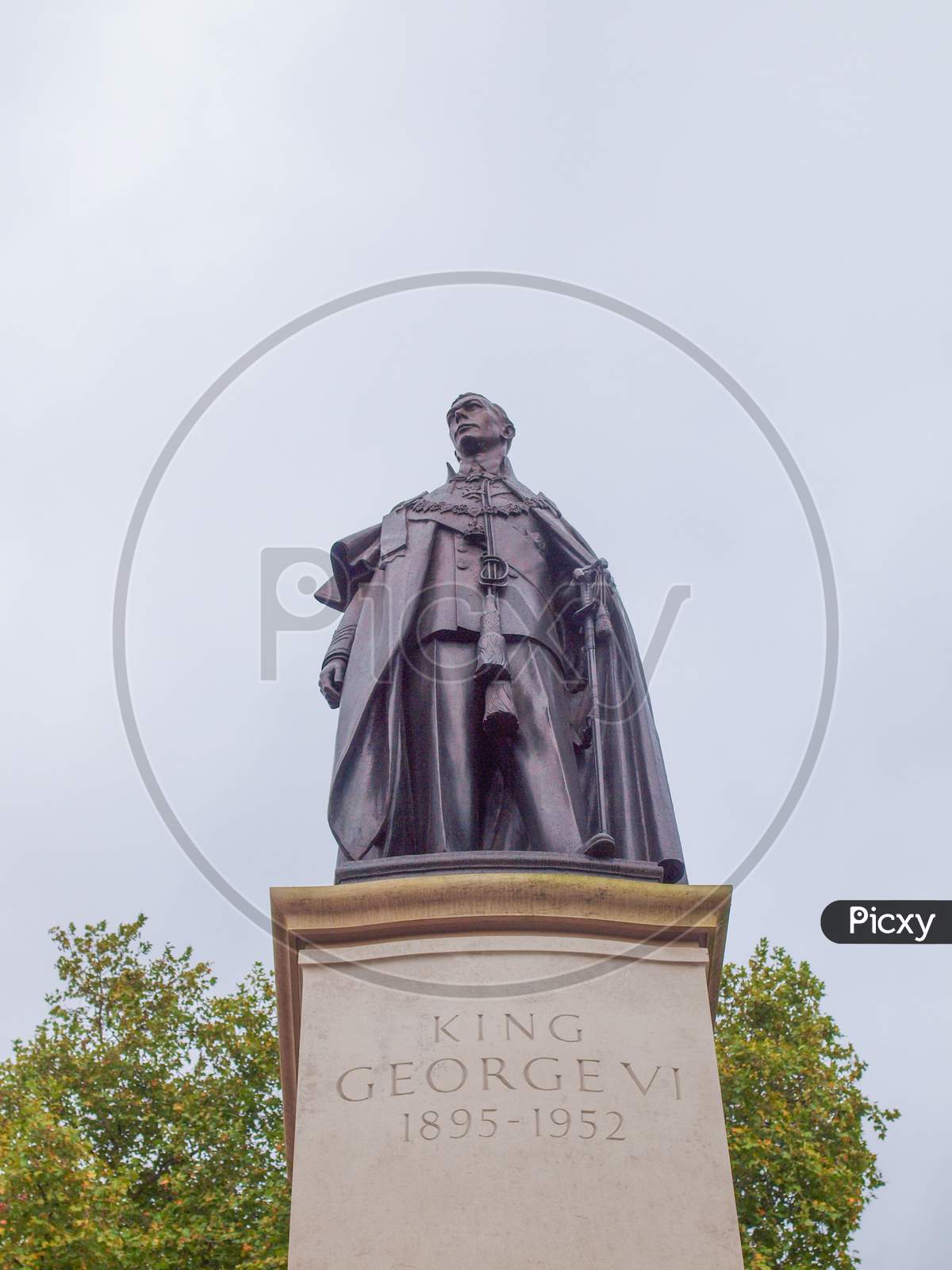 George And Elizabeth Monument London