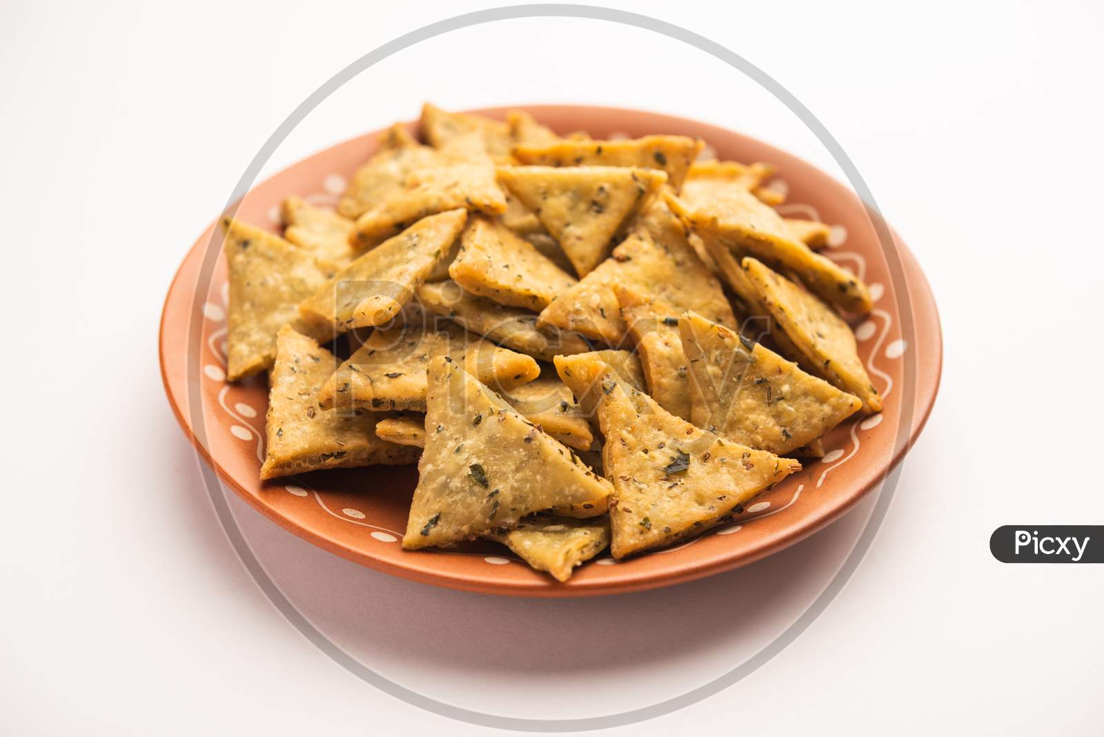 Spinach Or Methi Leaves Mathri, Indian Snack In Triangle Shape Served In A Bowl Or Plate