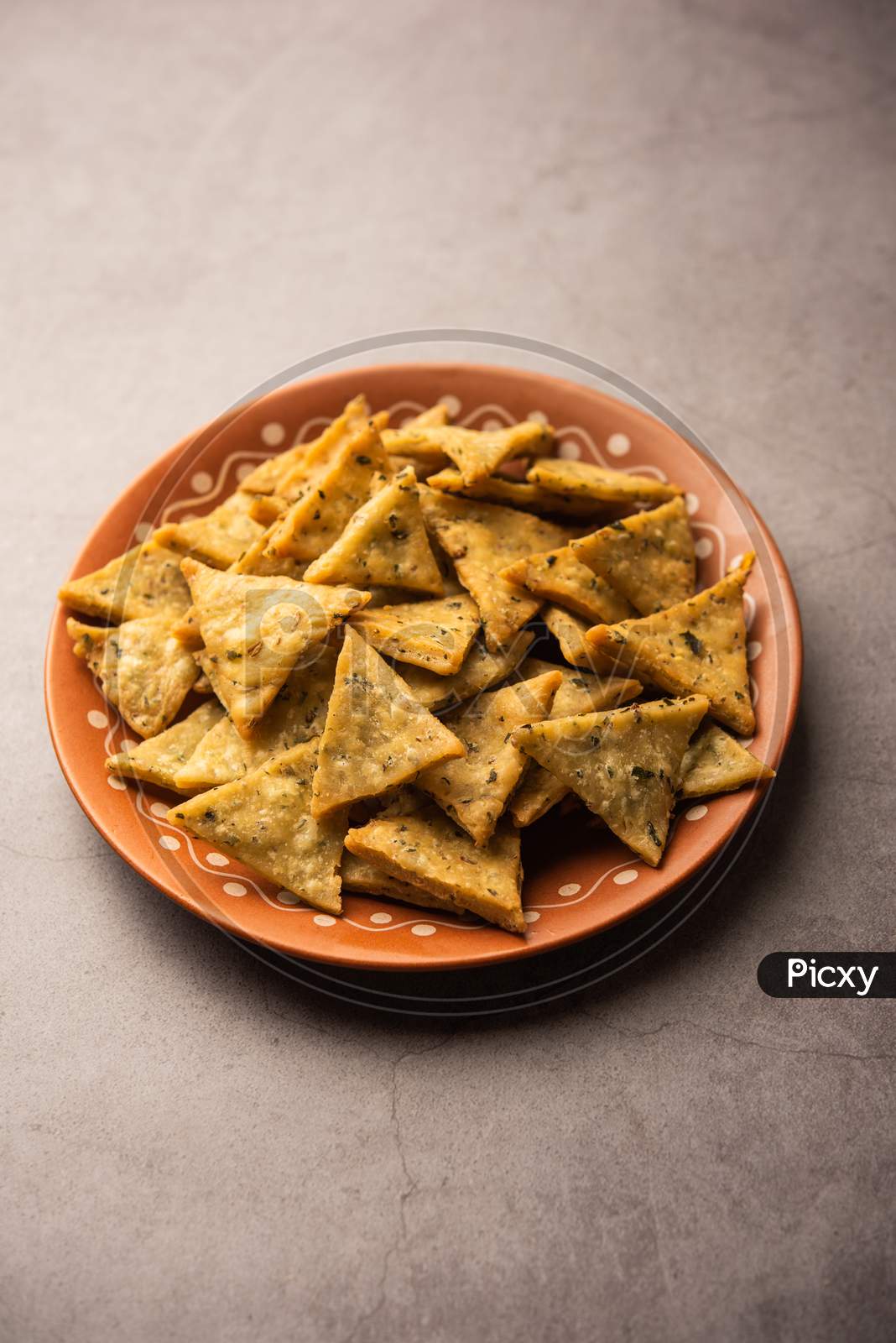 Spinach Or Methi Leaves Mathri, Indian Snack In Triangle Shape Served In A Bowl Or Plate