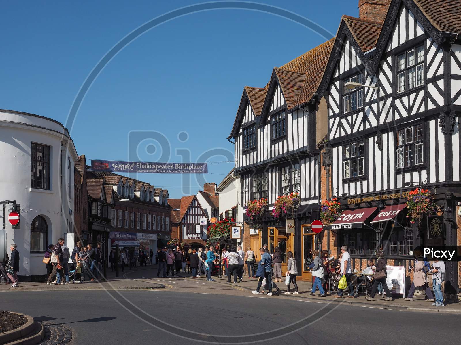 Stratford Upon Avon, Uk - September 26, 2015: Tourists Visiting The City Of Stratford, Birthplace Of William Shakespeare