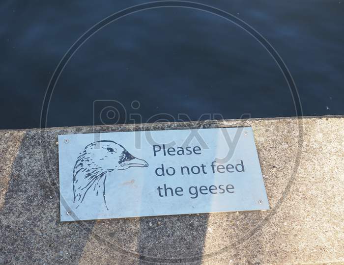 Stratford Upon Avon, Uk - September 26, 2015: Please Do Not Feed The Geese Sign On A River Bank