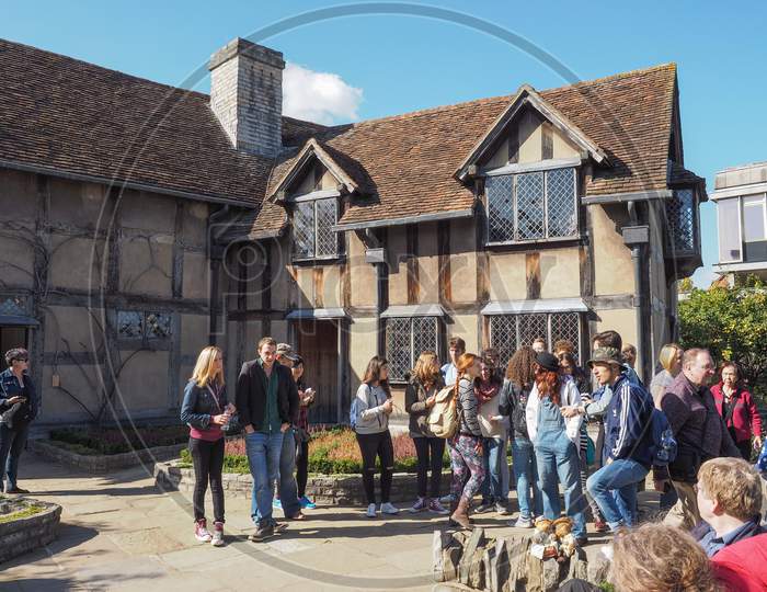 Stratford Upon Avon, Uk - September 26, 2015: Tourists In Front Of William Shakespeare Birthplace